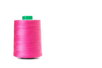 Carrete de hilo rosa fucsia para la industria textil sobre un fondo blanco liso y aislado. Vista de frente. Copy space
