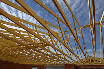 Construction d'une charpente en bois d'une maison	