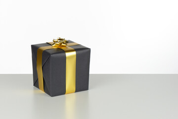 Cajas de regalo de color negro con lazo dorado