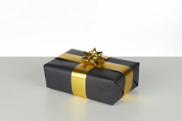 Cajas de regalo de color negro con lazo dorado