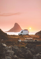 Van voiture camping-car au coucher du soleil océan plage road trip en Norvège caravane RV remorque voyage sur roues vacances camping vie van en plein air