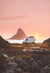 Photo sur Plexiglas Melon Van voiture camping-car au coucher du soleil océan plage road trip en Norvège caravane RV remorque voyage sur roues vacances camping vie van en plein air