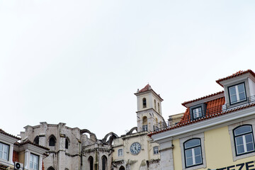 Fototapeta na wymiar Convento o Iglesia con Torre en la ciudad de Lisboa, en el pais de Portugal