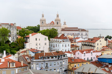 Obraz premium Catedral o Iglesia desde el Castillo o Castelo de San Jorge o Sao Jorge en la ciudad de Lisboa en el pais de Portugal