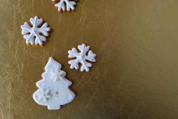 
Gingerbread cookies in the form of a Christmas tree on a gold background.
Delicious homemade Christmas cookies.