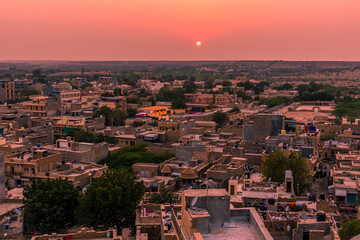 Obraz premium A view across the roof tops of Jaisalmer Rajasthan, India at sunset