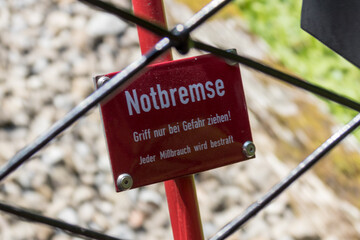 Warnschild und Verbotsschild: Notbremse - Griff nur bei Gefahr ziehen - Jeder Missbrauch wird...