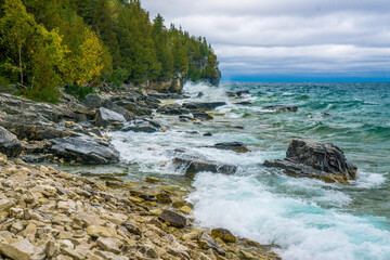 Fototapeta na wymiar To the grotto, a natural wonder in Bruce Peninsula National Park. This park is protecting a rugged shore of the Lake Huron with turquoise blue waters