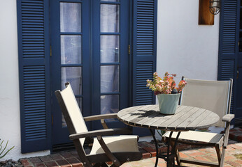 patio table and chairs 