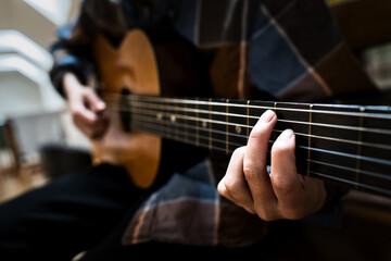 Fototapeta na wymiar ギターを演奏する人