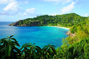 Obraz premium Peaceful ocean lagoon paradise Seychelles, Gorgeous scenery beautiful sandy beach with calm turquoise water among lush tropical greenery located in getaway Port Launay North Marine Park, Mahe island.