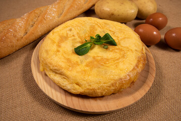 Tortilla de patatas española sobre un plato de madera