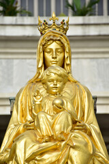 Fototapeta premium Statue gold Our Lady of Grace Virgin Mary with Child Jesus in the church, Thailand. selective focus.