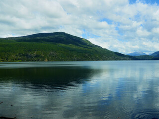 logo dentro de las montañas
