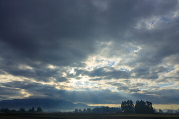 太陽と雲　薄明光線　朝