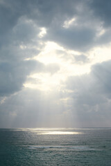 雲の切れ間から海に差し込む光