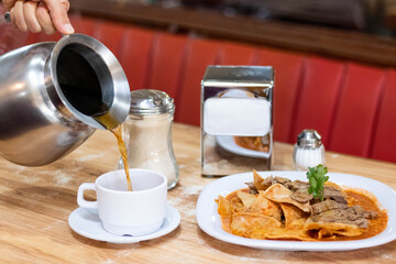 Desayuno de café con chilaquiles
