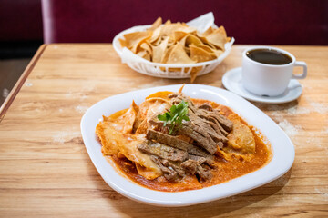 Chilaquiles con café