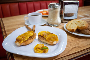 Molletes dulces con café