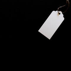 Tag on black background.  黒背景上のタグ