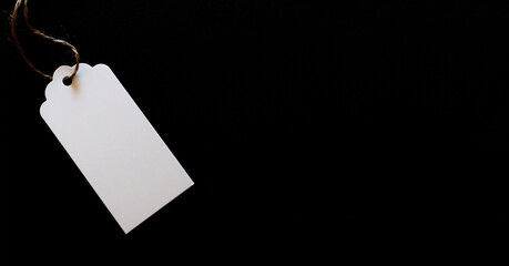 Tag on black background.  黒背景上のタグ