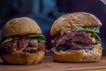 hamburguesa clasica y slider de picanha ahumada 