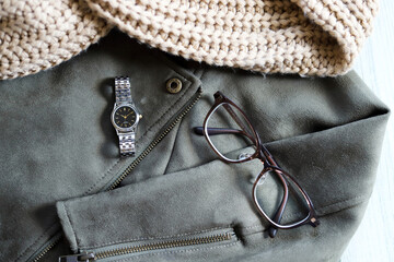 ライダースジャケットとスヌード、メガネと時計　冬のコーデ　ファッション