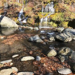 山梨県北杜市清里にある秋の吐竜の滝の風景