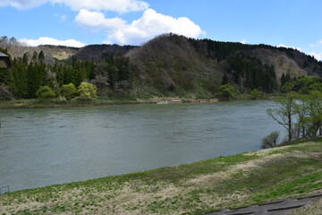 日本三大急流 最上川（もがみがわ）／ 山形県内の源流から河口まで流れる日本三大急流の一つ、最上川です。一つの都府県のみを流域とする河川としては、延長229kmと国内最長の大河川です。