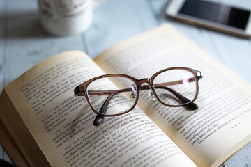 洋書とメガネ、コーヒーを飲みながら読書、くつろぎの時間
