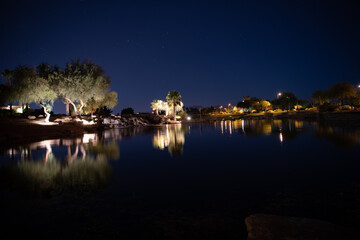 Obraz premium Golf course lake at night in Surprise, Arizona