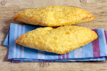 petits pains au fromage sur une table