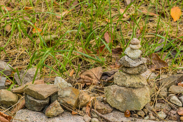 Obraz premium Pebble stacks on top of large boulder