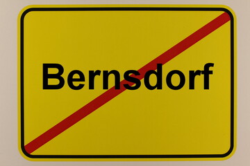 Grafische Darstellung des Ortsausgangsschildes der Stadt Bernsdorf