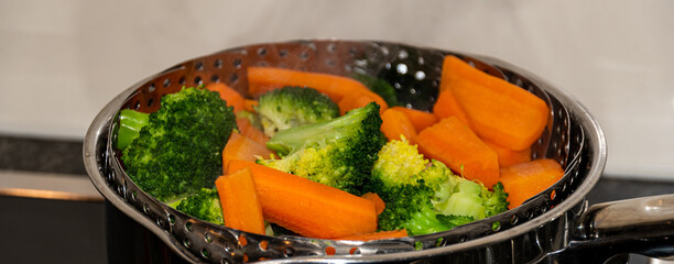 Broccoli und Karotten im Topf garen
