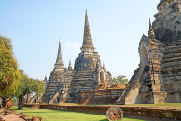 Obraz premium Sculpture of Three 3 Ancient old pagoda with the tourist at Wat Phra Si Sanphet is best Famous Landmark old History Buddhist temple in Ayutthaya , Thailand