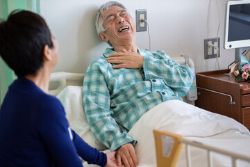 Obraz premium 入院中の高齢男性とその妻 回診に来た医師、女性看護師