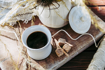 Tasse de café expresso en grès et décoration d'intérieur aux couleurs naturelles avec un...
