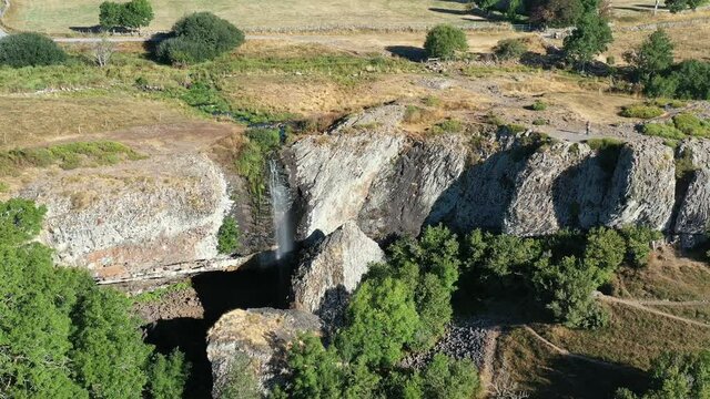 survol du plateau de l'Aubrac et de la cascade du D&eacute;roc (Loz&egrave;re, France)