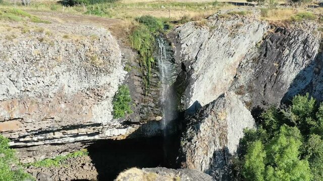 survol du plateau de l'Aubrac et de la cascade du D&eacute;roc (Loz&egrave;re, France)