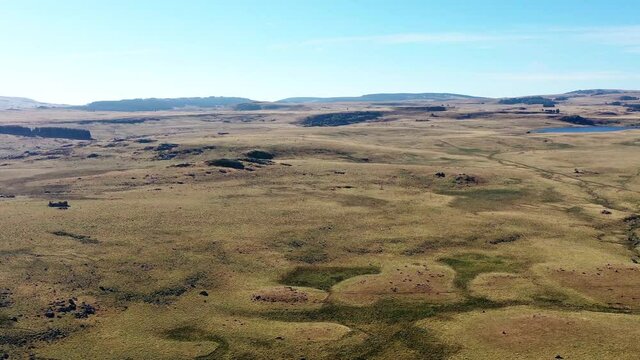 survol du plateau de l'Aubrac et de la cascade du D&eacute;roc (Loz&egrave;re, France)