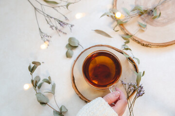 家でお茶を飲む女性の手。在宅でリラックス・休憩・ティータイム。