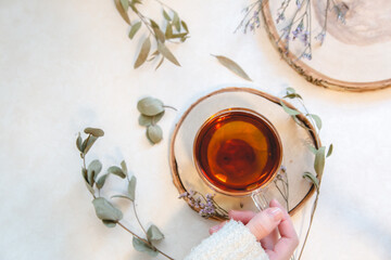 家でお茶を飲む女性の手。在宅でリラックス・休憩・ティータイム。