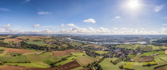 Bild einer Panorama Luftaufnahme der Stadt Regensburg in Bayern und der Landschaft mit dem Fluss...