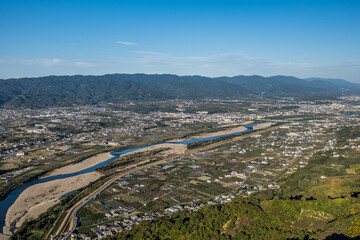 和歌山県紀の川市、龍門山付近から紀ノ川や和泉山脈を空撮。秋。11月。