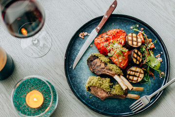 Ribs with wine on a stand