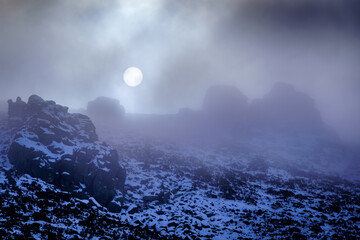 Paisaje nevado en la montaña de La Morcuera Madrid con nieve, niebla y frío intenso. Sol saliendo...