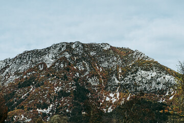 Panorama sur une colline rocailleuse avec des couleurs d'automne
