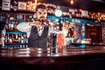 Professional bartender surprises with its skill bar visitors  