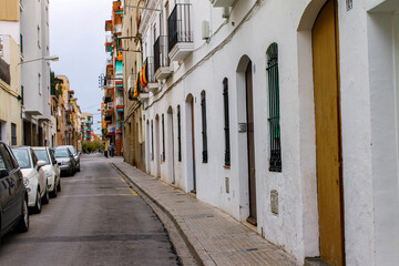 Fototapeta na wymiar Long narrow street in the old town.